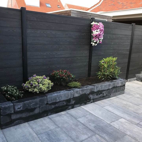 <h1><strong>Linea Palissaden</strong></h1><p>Een tuin wordt romantischer door niveauverschillen en vaste tuinelementen aan te brengen. Een handig en veilig trappetje naar een gezellige zithoek, een stel mooie bloembakken naast het terras of een stenen barbeque aan de rand van het terras. de Linea Palissaden zijn handige stenen voor deze doeleinden. Je kunt ze zowel staand als liggend toepassen en de blokken laten zich makkelijk verlijmen. De Palissaden zijn verkrijgbaar in een strakke uitvoering en in een getrommelde uitvoering, waarbij de rande nfabrieksmatig zijn verouderd. Deze getrommelde afwerking zorgt voor een stoer en robuust uiterlijk.</p>