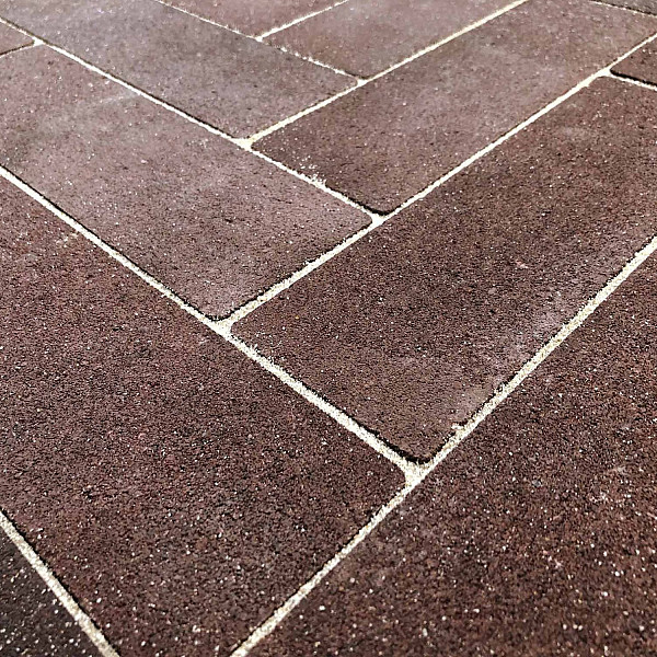 <h1><strong>Natura Stone Strak</strong></h1><p>De serie Natura Stone Strak van Red Sun lenen zich bij uitstek voor een tuin of terras. De stenen zijn voorzien van een natuursteen granulaat toplaag en maken ze daarmee kleurecht. De stenen zijn daarnaast nog voorzien van een sterk hydrofoob en krijgen tweemaal een impregneerbehandeling om ze onderhoudsvriendelijk te maken.</p><h2><strong>Retro</strong></h2><p>Door een speciale bewerking “hameren” krijgen de stenen een verouderde look. Ideaal voor een authentieke sfeer. De stenen worden hiermee niet nadelig beschadigd. De Retro versie is geschikt voor de oprit.</p><p>Deze stenen bevatten geen kunstmatige kleurstoffen, maar stralen van nature klasse en goede smaak uit. Geef uw terras een nobele en tijdloze uitstraling met deze 6 cm dikke klinkers. De stenen in deze collectie zijn gemaakt van authentieke natuursteen en blinken uit in hun hoge kleurvastheid.</p><ul>	<li>Waterafstotend dankzij impregnering</li>	<li>Gemaakt met natuursteen</li></ul>