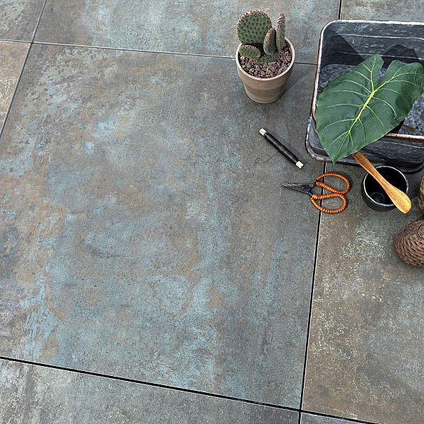 <h1><strong>GeoCeramica Steel</strong></h1><p>Steel zet de nieuwste (kleur)trend in de tuin. Dit staal laat zich uitstekend combineren met andere materialen en de uitgesproken bruin/oranje kleurnuance brengt warmte en beleving. De combinatie met donkergroene beplanting ‘kleurt’ perfect.</p><h2><strong>Ontdek de Elegante Samensmelting van Functionaliteit en Stijl met Onze Keramische Tuintegels met Steellook</strong></h2><p>Welkom bij Sierbestrating Jonk, waar we geloven dat jouw buitenruimte een weerspiegeling moet zijn van verfijnde smaak en duurzame elegantie. Onze collectie keramische tuintegels met staallook is ontworpen om een moderne esthetiek te combineren met de praktische voordelen van hoogwaardig keramiek. Maak van je terras en tuin een oase van schoonheid en comfort met onze unieke tegels.</p><p><strong>Steellook, Ongeëvenaarde Klasse</strong></p><p>Onze keramische tuintegels zijn geïnspireerd op het tijdloze design van staal, waardoor ze een verfijnde en eigentijdse uitstraling hebben. De steellook voegt een vleugje industrieel chic toe aan je buitenruimte, terwijl de duurzame keramische materialen zorgen voor een langdurige elegantie.</p><p><strong>Weerbestendig en Onderhoudsarm</strong></p><p>Of het nu zonnig is, regent of vriest, onze tuintegels doorstaan moeiteloos alle weersomstandigheden. Bestand tegen vervaging, krassen en vlekken, bieden ze een onderhoudsarme oplossing die jaar na jaar blijft schitteren, zonder concessies te doen aan de stijl.</p><p><strong>Veelzijdige Toepassingen</strong></p><p>Van strakke moderne terrassen tot gezellige tuinpaden, onze keramische tuintegels met staallook passen perfect in diverse buitenomgevingen. Creëer een naadloze overgang tussen binnen en buiten door dezelfde elegante stijl naar je terras uit te breiden.</p><p><strong>Bestel Nu en Transformeer Jouw Buitenruimte:</strong></p><p>Maak een statement met de verfijnde steellook van Sierbestrating Jonk. Bestel vandaag nog en laat je buitenruimte stralen met duurzame elegantie. Neem contact met ons op voor meer informatie of bezoek onze showroom om onze collectie persoonlijk te ervaren.</p><h2><strong>Ontdek de Revolutie in Tuintegels: Geoceramica - Waar Functionaliteit Samenkomt met Esthetiek</strong></h2><p>Bij Sierbestrating Jonk introduceren we met trots Geoceramica, een innovatieve revolutie in tuintegels die de perfecte balans vindt tussen functionaliteit en esthetiek. Deze geavanceerde keramische tegels zijn ontworpen om aan al je verwachtingen te voldoen en je buitenruimte te transformeren tot een oase van schoonheid en duurzaamheid.</p><p><em>Waarom kiezen voor Geoceramica?</em></p><p><strong>1.</strong> <strong>Dual Power:</strong> Geoceramica combineert de voordelen van keramiek en beton in één unieke tegel. Het keramische oppervlak biedt een luxe uitstraling en is tegelijkertijd bestand tegen krassen, vlekken en verkleuring. Het betonnen draagsysteem zorgt voor de benodigde stabiliteit en duurzaamheid.</p><p><strong>2. Extreme Weerbestendigheid:</strong> Dankzij de geavanceerde productietechnieken zijn Geoceramica tegels bestand tegen extreme weersomstandigheden. Vorst, hitte of regen, deze tegels blijven hun schoonheid behouden, jaar na jaar.</p><p><strong>3. Eenvoudige Installatie:</strong> Het unieke ontwerp van Geoceramica maakt snelle en eenvoudige installatie mogelijk. Of je nu een ervaren klusser bent of professionele hulp zoekt, de tegels zijn ontworpen voor een efficiënte plaatsing.</p><p><strong>4. Milieuvriendelijk:</strong> Geoceramica is gemaakt met oog voor het milieu. Het gebruik van duurzame materialen en de lange levensduur van de tegels dragen bij aan een groenere leefomgeving.</p><p><strong>5. Ruime Designkeuze:</strong> Of je nu houdt van strakke lijnen, rustieke texturen of moderne patronen, Geoceramica biedt een breed scala aan designs en kleuren. Personaliseer je buitenruimte naar jouw smaak en creëer een unieke ambiance.</p><p>Upgrade je terras, tuinpad of binnenplaats met de veelzijdige en duurzame Geoceramica tegels van Sierbestrating Jonk. Ontdek de perfecte combinatie van stijl en kracht voor een buitenruimte die de tand des tijds doorstaat.</p><p>Neem contact met ons op voor meer informatie of om onze collectie Geoceramica tegels te bekijken. Maak van je buitenruimte een meesterwerk met Geoceramica!</p>