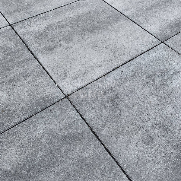 <p><strong>Via Vincenzo</strong></p><p>Via Vincenzo combineert de goede eigenschappen van beton en natuursteen: sterk en maatvast als beton, mooi en kleurecht als natuursteen. De toplaag houdt tot in lengte van jaren een fraaie kleur. Door toevoeging van een speciaal glinsterzand in het oppervlak ontstaat een karakteristiek ogend, licht veredeld kristaleffect. Door het subtiele gebruik van deze speciale, glinsterende deeltjes hebben de tegels een buitengewone en niet te evenaren charme.</p><p><strong>Oppervlakbehandeling</strong></p><p>De kwaliteitstegels zijn met een exclusieve, transparante bescherming afgewerkt. Deze Protection Plus factor 30 beschermt de tegels tegen vervuiling en verontreiniging. Tijdens productie van de tegels wordt er een transparante dubbele beschermlaag aangebracht, zodat de poriën van de toplaag praktisch gesloten worden. Dit gebeurt direct na productie. Na 24 uur wordt er over de toplaag nog een beschermlaag aangebracht, waardoor de tegel nog beter verdicht is en de kleur nog beter tot uiting komt.<br />Vervuiling hou je in weer en wind natuurlijk nooit tegen. Protection plus factor 30 maakt dat het schoonmaken een stuk minder vervelend en tijdrovend wordt. Vlekken zijn gemakkelijker te verwijderen omdat vloeistoffen op het oppervlak blijven staan en niet in de steen dringen. Als een schild houdt de behandelde tegel diverse vloeistoffen tegen. Belangrijk: organisch vuil (bijvoorbeeld bladeren en vogelpoep) op de tegels dien je frequent te verwijderen. Zelfs al is de tegel zo goed beschermd, er zal vlekvorming ontstaan als je niet met regelmaat organisch vuil van de tegels verwijderd.</p>
