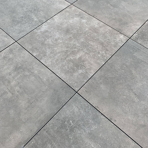 <h1><strong>Actietegels Keramiek op Beton</strong></h1><p>De serie Ambienti bestaat uit vier rustige, neutrale designs met betoneffect en twee uitgesproken bloemtegels die de aandacht weten te vangen! De combinatie is een perfecte Ton-sur-ton. Maak het zo gevarieerd of juist zo subtiel als je wilt!</p><p>Genieten van stijlvol keramiek met hoogwaardige eigenschappen, profiteren van de relatief eenvoudige en betaalbare verwerkingskosten van een betontegel.</p><h2><strong>Industriële Elegantie: Keramische Tegels met Betonlook voor jouw tuin en terras</strong></h2><p>Geef je buitenruimte een eigentijdse uitstraling met onze keramische tegels met betonlook. Ontdek de perfecte balans tussen industriële robuustheid en tijdloze elegantie, terwijl je de mogelijkheid hebt om jouw persoonlijke stempel te drukken met unieke motief tegels.</p><p><strong>1. Urban Chic Design:</strong> Breng de stedelijke elegantie naar je tuin en terras met onze keramische tegels die de industriële uitstraling van beton nabootsen. Deze tegels voegen een modern en eigentijds element toe aan je buitenruimte, terwijl ze tegelijkertijd een warme en uitnodigende sfeer behouden.</p><p><strong>2. Duurzaamheid en Onderhoudsgemak:</strong> Geniet van de esthetiek van beton zonder de nadelen. Onze keramische tegels zijn duurzaam, bestand tegen weersinvloeden en vereisen minimaal onderhoud. Zo kun je onbezorgd genieten van je tuin en terras, wetende dat de betonlook langdurig behouden blijft.</p><p><strong>3. Creatieve Combinatiemogelijkheden:</strong> Laat je creativiteit bloeien door de mogelijkheid om keramische tegels met betonlook te combineren met motief tegels. Voeg persoonlijkheid toe aan je buitenruimte door unieke patronen, kleuren en designs te integreren. Creëer zones, looproutes of accenten die passen bij jouw individuele stijl.</p><p><strong>4. Veelzijdigheid in Ontwerp:</strong> Of je nu kiest voor een strakke, moderne uitstraling of een meer eclectische benadering, de betonlook biedt veelzijdigheid in ontwerp. Combineer de tegels met natuurlijke elementen, moderne meubels of levendige planten om een buitenruimte te creëren die zowel eigentijds als uitnodigend is.</p><p><strong>5. Tijdloze Moderniteit:</strong> Ga voor een tijdloze esthetiek met een moderne twist. De betonlook geeft je tuin en terras een eigentijdse uitstraling die de tand des tijds doorstaat. Geniet van de perfecte combinatie van functionaliteit en stijl, terwijl je buitenruimte transformeert tot een ware oase van moderniteit.</p><p>Upgrade je buitenleven met de industriële elegantie van keramische tegels met betonlook, en ontdek de vrijheid om je persoonlijke stijl te uiten met motief tegels. Maak van je tuin en terras een verlengstuk van je persoonlijkheid en geniet van een buitenruimte die zowel verfijnd als uniek is.</p><h2><strong>Ontdek de Revolutie in Tuintegels: Geoceramica - Waar Functionaliteit Samenkomt met Esthetiek</strong></h2><p>Bij Sierbestrating Jonk introduceren we met trots Geoceramica, een innovatieve revolutie in tuintegels die de perfecte balans vindt tussen functionaliteit en esthetiek. Deze geavanceerde keramische tegels zijn ontworpen om aan al je verwachtingen te voldoen en je buitenruimte te transformeren tot een oase van schoonheid en duurzaamheid.</p><p><em>Waarom kiezen voor Geoceramica?</em></p><p><strong>1.</strong> <strong>Dual Power:</strong> Geoceramica combineert de voordelen van keramiek en beton in één unieke tegel. Het keramische oppervlak biedt een luxe uitstraling en is tegelijkertijd bestand tegen krassen, vlekken en verkleuring. Het betonnen draagsysteem zorgt voor de benodigde stabiliteit en duurzaamheid.</p><p><strong>2. Extreme Weerbestendigheid:</strong> Dankzij de geavanceerde productietechnieken zijn Geoceramica tegels bestand tegen extreme weersomstandigheden. Vorst, hitte of regen, deze tegels blijven hun schoonheid behouden, jaar na jaar.</p><p><strong>3. Eenvoudige Installatie:</strong> Het unieke ontwerp van Geoceramica maakt snelle en eenvoudige installatie mogelijk. Of je nu een ervaren klusser bent of professionele hulp zoekt, de tegels zijn ontworpen voor een efficiënte plaatsing.</p><p><strong>4. Milieuvriendelijk:</strong> Geoceramica is gemaakt met oog voor het milieu. Het gebruik van duurzame materialen en de lange levensduur van de tegels dragen bij aan een groenere leefomgeving.</p><p><strong>5. Ruime Designkeuze:</strong> Of je nu houdt van strakke lijnen, rustieke texturen of moderne patronen, Geoceramica biedt een breed scala aan designs en kleuren. Personaliseer je buitenruimte naar jouw smaak en creëer een unieke ambiance.</p><p>Upgrade je terras, tuinpad of binnenplaats met de veelzijdige en duurzame Geoceramica tegels van Sierbestrating Jonk. Ontdek de perfecte combinatie van stijl en kracht voor een buitenruimte die de tand des tijds doorstaat.</p><p>Neem contact met ons op voor meer informatie of om onze collectie Geoceramica tegels te bekijken. Maak van je buitenruimte een meesterwerk met Geoceramica!</p>