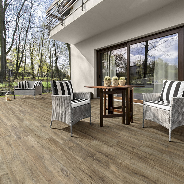 <h1><strong>GeoCeramica Timber</strong></h1><p>Hout is een levend, sfeervol materiaal met onvoorspelbare knoesten en patronen. De Esthetiek is tijdloos en floreert tot op de dag van vandaag. Vandaag misschien wel meer dan ooit. Het is robuust, natuurlijk én stijlvol. Kies ook voor de schoonheid van hout maar dan wel met de beste keramische eigenschappen die er zijn.</p><h2><strong>Welkom bij Sierbestrating Jonk - Dé Specialist in Keramische Tegels met Houtlook voor Buiten</strong></h2><p>Ontdek de perfecte combinatie van natuurlijke schoonheid en duurzaamheid met onze exclusieve collectie keramische tegels voor tuin en terras. Bij Sierbestrating Jonk geloven we dat buitenruimtes niet alleen functioneel moeten zijn, maar ook een verlengstuk van uw persoonlijke stijl en levensstijl. Onze keramische tegels met houtlook zijn de ideale keuze voor wie de warmte van hout wil combineren met de voordelen van duurzaam keramiek.</p><p><strong>Waarom Kiezen voor Keramische Tegels met Houtlook?</strong></p><p><em>1. Duurzaamheid:</em> Onze keramische tegels zijn bestand tegen alle weersomstandigheden, vervagen niet in de zon en zijn slijtvast. Ze behouden hun schoonheid door de seizoenen heen.</p><p><em>2. Onderhoudsvriendelijk:</em> Vergeet het constante onderhoud dat bij echt hout hoort. Onze tegels vereisen minimaal onderhoud en behouden hun oorspronkelijke uitstraling zonder dat u zich zorgen hoeft te maken over schuren of oliën.</p><p><em>3. Natuurlijke Uitstraling:</em> Dankzij geavanceerde technologie repliceren onze keramische tegels de warme en authentieke uitstraling van echt hout tot in de kleinste details. Geniet van de natuurlijke schoonheid zonder concessies te doen aan prestaties.</p><p><strong>Ontdek Onze Collectie:</strong></p><p><em>1. Houtsoorten:</em> Van klassiek eiken tot exotisch larixhout, onze collectie biedt een scala aan houtsoorten om aan verschillende smaken en stijlen te voldoen.</p><p><em>2. Afmetingen en Vormen:</em> Kies uit diverse formaten en vormen om een uniek patroon te creëren dat perfect aansluit bij uw buitenruimte.</p><p><em>3. Accessoires:</em> Maak uw buitenruimte compleet met bijpassende accessoires, zoals traptreden en afwerkranden, voor een naadloze integratie van uw nieuwe vloer.</p><p>Bij Sierbestrating Jonk streven we ernaar om uw buitenleven te verrijken met hoogwaardige keramische tegels met houtlook. Ontdek de eindeloze mogelijkheden voor het transformeren van uw tuin en terras.</p><h2><strong>Ontdek de Revolutie in Tuintegels: Geoceramica - Waar Functionaliteit Samenkomt met Esthetiek</strong></h2><p>Bij Sierbestrating Jonk introduceren we met trots Geoceramica, een innovatieve revolutie in tuintegels die de perfecte balans vindt tussen functionaliteit en esthetiek. Deze geavanceerde keramische tegels zijn ontworpen om aan al je verwachtingen te voldoen en je buitenruimte te transformeren tot een oase van schoonheid en duurzaamheid.</p><p><em>Waarom kiezen voor Geoceramica?</em></p><p><strong>1.</strong> <strong>Dual Power:</strong> Geoceramica combineert de voordelen van keramiek en beton in één unieke tegel. Het keramische oppervlak biedt een luxe uitstraling en is tegelijkertijd bestand tegen krassen, vlekken en verkleuring. Het betonnen draagsysteem zorgt voor de benodigde stabiliteit en duurzaamheid.</p><p><strong>2. Extreme Weerbestendigheid:</strong> Dankzij de geavanceerde productietechnieken zijn Geoceramica tegels bestand tegen extreme weersomstandigheden. Vorst, hitte of regen, deze tegels blijven hun schoonheid behouden, jaar na jaar.</p><p><strong>3. Eenvoudige Installatie:</strong> Het unieke ontwerp van Geoceramica maakt snelle en eenvoudige installatie mogelijk. Of je nu een ervaren klusser bent of professionele hulp zoekt, de tegels zijn ontworpen voor een efficiënte plaatsing.</p><p><strong>4. Milieuvriendelijk:</strong> Geoceramica is gemaakt met oog voor het milieu. Het gebruik van duurzame materialen en de lange levensduur van de tegels dragen bij aan een groenere leefomgeving.</p><p><strong>5. Ruime Designkeuze:</strong> Of je nu houdt van strakke lijnen, rustieke texturen of moderne patronen, Geoceramica biedt een breed scala aan designs en kleuren. Personaliseer je buitenruimte naar jouw smaak en creëer een unieke ambiance.</p><p>Upgrade je terras, tuinpad of binnenplaats met de veelzijdige en duurzame Geoceramica tegels van Sierbestrating Jonk. Ontdek de perfecte combinatie van stijl en kracht voor een buitenruimte die de tand des tijds doorstaat.</p><p>Neem contact met ons op voor meer informatie of om onze collectie Geoceramica tegels te bekijken. Maak van je buitenruimte een meesterwerk met Geoceramica!</p>