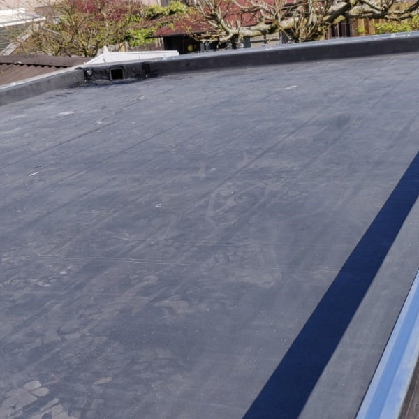 <p>Vliegvuurbestendige ongewapende EPDM folie voor alle daken met uitzondering ongeballast in combinatie met polystyreen isolatie. EPDM LSFR folie is vliegvuurbestendig en zonder open vuur verwerkbaar (verlijming of mechanische bevestiging). De verwerking van EPDM LSFR folie voldoet hierdoor aan de NEN 6050 (Brandveilig detailleren op daken).</p><p><strong>Toepassing</strong></p><p>EPDM LSFR folie wordt toegepast als waterafdichting voor terrasoverkappingen, buitenverblijven, daken, dakkapellen, garagedaken, carports, erkers, aanbouwen enz.</p><p><strong>Verwerking</strong></p><p>• Controleer of de ondergrond vlak en schoon is.<br />• Controleer of ondergrond geschikt is voor de verlijming.<br />• De EPDM folie wordt los op de ondergrond aangebracht.<br />• De folie ca. 20 minuten laten ademen en vervolgens goed leggen.<br />• De EPDM folie voor de helft terug vouwen.<br />• Zowel de ondergrond als de folie volledig voorzien van E225 spraybond.<br />• Wacht tot de lijm droog is.<br />• De folie spanningsloos en plooivrij terugrollen in de aangebrachte lijm en volledig aandrukken middels een grove bezem (advies: vanuit het midden naar buiten vegen).<br />• De EPDM folie langs de dakranden en opstanden altijd volledig (tweezijdig) verlijmen met E225 spraybond.<br />• Altijd kimfixatie toepassen</p><p><strong>Opmerkingen:</strong></p><p>Verlijming is mogelijk op hout, staal, beton, oude bitumineuze dakbedekking (bitumen ouder dan 3 jaar, niet op teerhoudende dakbedekking) en op bitumen gecacheerde isolatieplaten.</p><p><strong>Inhoud pakket:</strong></p><p><br />* EPDM 1,14 mm LSFR.<br />* EPDM contactlijm in blik, hoeveelheid varieert per pakket.<br />* 1 EPDM stadsuitloop 60x80 mm met EPDM slabbe.<br />* 1 koker MS polymeer lijm-kit t.b.v. inwerken doorvoer.<br />* verwerkingsvoorschriften.</p><p>Bij het pakket EPDM Folie word altijd met 20 cm overstek gerekenent.</p>