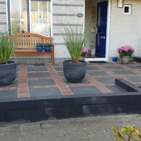 <p><strong>Waalformaat getrommeld</strong></p><p>Getrommelde waaltjes worden al jaren gebruikt voor het bestraten van de tuin. Het trommelen is een proces waarbij de stenen getrommeld worden in een grote trommel, hierdoor ontstaan er gebroken kanten en hoeken. Dit geeft meteen een nostalgische uitstraling aan de bestrating.</p><p>De Getrommelde Waalformaten zijn met hun afmeting van 5x20x7 cm de langwerpige soortgenoten van de koppelstones. Gemaakt van getrommeld beton doen de waalformaat stenen denken aan de klassieke straatsteen. Het voordeel is dat ze regelmatiger van vorm zijn dan de oude handgevormde kleibaksteen, waardoor je ze eenvoudiger kunt verwerken. Vanwege de lange vorm zijn ze uitermate geschikt om bijvoorbeeld slingerende paden mee te straten. Leg de stenen in elleboogverband of keperverband en de stenen zijn ideaal voor een oprit. Ook in de moderne tuin zien we de waalformaat terug, gecombineerd met bijvoorbeeld een 60x60 tegel. De waalformaatstenen zijn leverbaar in veel verschillende kleuren; variërend van het ingetogen antraciet tot de zonnige terracotta/geel kleur. De kleuren laten zich prima combineren.</p>