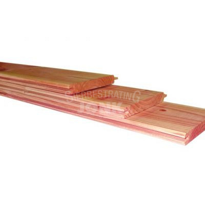<p><strong>Douglas dakbeschot</strong></p><p>Het douglas 16 mm dakbeschot is voorzien van mes en groef en kan daarmee een winddichte wand creëren. De planken zijn geschaafd en hebben dus een vriendelijke raak oppervlak. Ze worden vaak toegepast als dakconstructie bij overkappingen en blokhutten. Daarnaast kan je de planken ook als schuttingwand gebruiken. Het geschaafde materiaal van douglas wordt gedroogd tot circa 18% waardoor scheurvormingen minder voorkomen.</p>