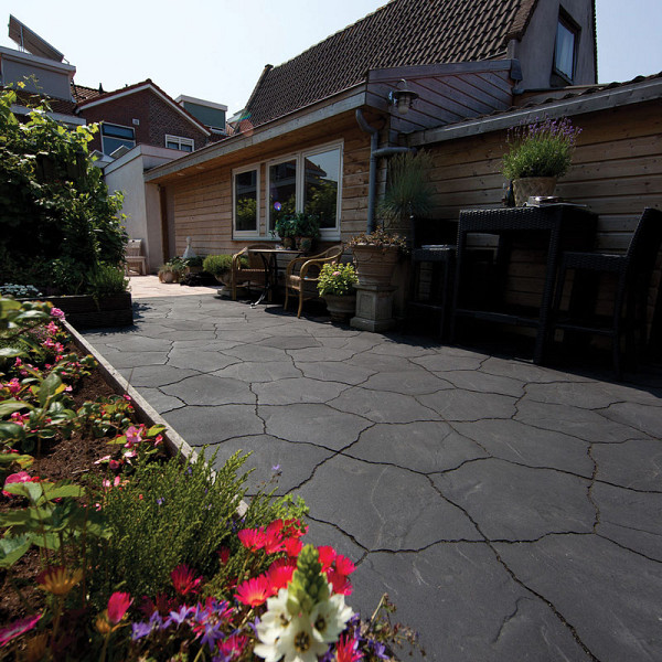 <h1><strong>GeoArdesia Alivo</strong></h1><p>Een terras maken met het uiterlijk van natuursteen flagstones is kinderspel geworden met de GeoArdesia Alivo. Het innovatieve design laat je bestrating enorm gevarieerd lijken, maar is door zijn unieke vorm met gemak te leggen. De tegel bestaat slechts uit één vorm. Een echte aanrader voor de klassieke en romantische tuin.<br /><br />De natuurlijke uitstraling van deze serie wordt verkregen door een buitengewoon oppervlaktestructuur, dat sterk aan leisteen doet denken. Bovendien is de steen voorzien van Footcomfort® waardoor deze buitengewoon comfortabel is voor grote en kleine blote voeten!</p><h2><strong>Kristaleffect</strong></h2><p>Door toevoeging van een speciaal glinsterzand in het oppervlak ontstaat een karakteristiek ogend, licht veredeld kristaleffect. Door het subtiele gebruik van deze speciale, glinsterende deeltjes hebben de tegels een buitengewone en niet te evenaren charme.</p><h2><strong>Leisteenreliëf</strong></h2><p>‘Ardesia’ is italiaans voor ‘leisteen’. De fijn gestructureerde oppervlakte bevat een zeer licht golvend, variërend profiel, gelijkend aan een echte leisteen, hetgeen in het bijzonder naar voren komt bij zonweerspiegeling. Het leisteenreliëf is zo nauwkeurig nagebootst dat het nauwelijks te onderscheiden is als dat van echte leisteen flagstones.</p><h2><strong>Onderhoudsvriendelijk</strong></h2><p>De kwaliteitstegels zijn met een exclusieve, transparante bescherming afgewerkt. Deze Protection Plus factor 25 beschermt de tegels tegen vervuiling en verontreiniging. Tijdens productie van de tegels wordt er een transparante dubbele beschermlaag aangebracht, zodat de poriën van de toplaag praktisch gesloten worden. Dit gebeurt direct na productie. Vervuiling hou je in weer en wind natuurlijk nooit tegen. Protection plus factor 25 maakt dat het schoonmaken een stuk minder vervelend en tijdrovend wordt. Vlekken zijn gemakkelijker te verwijderen omdat vloeistoffen op het oppervlak blijven staan en niet in de steen dringen. Als een schild houdt de behandelde tegel diverse vloeistoffen tegen. Belangrijk: organisch vuil (bijvoorbeeld bladeren en vogelpoep) op de tegels dien je frequent te verwijderen. Zelfs al is de tegel zo goed beschermd, er zal vlekvorming ontstaan als je niet met regelmaat organisch vuil van de tegels verwijderd.</p><h2><strong>Geosteen®</strong></h2><p>Geosteen staat voor sierbestrating met een hoogwaardige toplaag. Aan de basis staat een oersterke betonnen ondertegel van gerecyclede materialen. Hier wordt een toplaag in geperst van hoogwaardige natuurlijke granulaten. Dit draagt ertoe bij dat, ten opzichte van bijvoorbeeld betontegels die op kleur zijn gemaakt d.m.v. kleurstoffen, de tegels over langere termijn mooi blijven. Dit uit zich in betere kleurechtheid, betere slijtvastheid, een natuurlijke uitstraling en betere duurzaamheid.</p><h2><strong>Voegen</strong></h2><p>De voegen tussen de GeoAlivo zijn groter dan bij andere GeoSteen, waardoor standaard al WS voegmortel toegepast kan worden. Het verbruik is circa 3,2 kg per m2.</p>