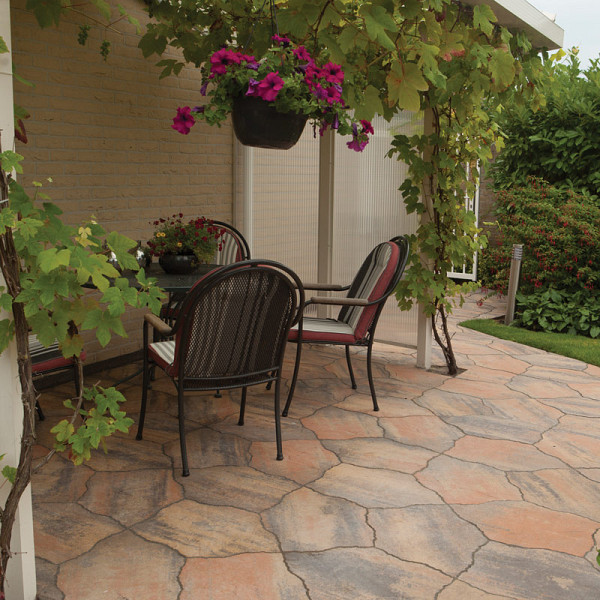 <h1><strong>GeoArdesia Alivo</strong></h1><p>Een terras maken met het uiterlijk van natuursteen flagstones is kinderspel geworden met de GeoArdesia Alivo. Het innovatieve design laat je bestrating enorm gevarieerd lijken, maar is door zijn unieke vorm met gemak te leggen. De tegel bestaat slechts uit één vorm. Een echte aanrader voor de klassieke en romantische tuin.<br /><br />De natuurlijke uitstraling van deze serie wordt verkregen door een buitengewoon oppervlaktestructuur, dat sterk aan leisteen doet denken. Bovendien is de steen voorzien van Footcomfort® waardoor deze buitengewoon comfortabel is voor grote en kleine blote voeten!</p><h2><strong>Kristaleffect</strong></h2><p>Door toevoeging van een speciaal glinsterzand in het oppervlak ontstaat een karakteristiek ogend, licht veredeld kristaleffect. Door het subtiele gebruik van deze speciale, glinsterende deeltjes hebben de tegels een buitengewone en niet te evenaren charme.</p><h2><strong>Leisteenreliëf</strong></h2><p>‘Ardesia’ is italiaans voor ‘leisteen’. De fijn gestructureerde oppervlakte bevat een zeer licht golvend, variërend profiel, gelijkend aan een echte leisteen, hetgeen in het bijzonder naar voren komt bij zonweerspiegeling. Het leisteenreliëf is zo nauwkeurig nagebootst dat het nauwelijks te onderscheiden is als dat van echte leisteen flagstones.</p><h2><strong>Onderhoudsvriendelijk</strong></h2><p>De kwaliteitstegels zijn met een exclusieve, transparante bescherming afgewerkt. Deze Protection Plus factor 25 beschermt de tegels tegen vervuiling en verontreiniging. Tijdens productie van de tegels wordt er een transparante dubbele beschermlaag aangebracht, zodat de poriën van de toplaag praktisch gesloten worden. Dit gebeurt direct na productie. Vervuiling hou je in weer en wind natuurlijk nooit tegen. Protection plus factor 25 maakt dat het schoonmaken een stuk minder vervelend en tijdrovend wordt. Vlekken zijn gemakkelijker te verwijderen omdat vloeistoffen op het oppervlak blijven staan en niet in de steen dringen. Als een schild houdt de behandelde tegel diverse vloeistoffen tegen. Belangrijk: organisch vuil (bijvoorbeeld bladeren en vogelpoep) op de tegels dien je frequent te verwijderen. Zelfs al is de tegel zo goed beschermd, er zal vlekvorming ontstaan als je niet met regelmaat organisch vuil van de tegels verwijderd.</p><h2><strong>Geosteen®</strong></h2><p>Geosteen staat voor sierbestrating met een hoogwaardige toplaag. Aan de basis staat een oersterke betonnen ondertegel van gerecyclede materialen. Hier wordt een toplaag in geperst van hoogwaardige natuurlijke granulaten. Dit draagt ertoe bij dat, ten opzichte van bijvoorbeeld betontegels die op kleur zijn gemaakt d.m.v. kleurstoffen, de tegels over langere termijn mooi blijven. Dit uit zich in betere kleurechtheid, betere slijtvastheid, een natuurlijke uitstraling en betere duurzaamheid.</p><h2><strong>Voegen</strong></h2><p>De voegen tussen de GeoAlivo zijn groter dan bij andere GeoSteen, waardoor standaard al WS voegmortel toegepast kan worden. Het verbruik is circa 3,2 kg per m2.</p>