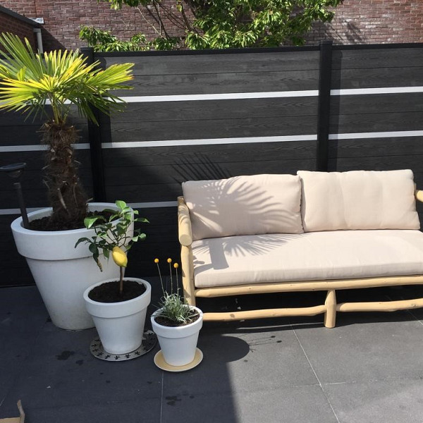 <h1><strong>Unique composiet schutting</strong></h1><p>Met de Unique Composiet Schutting maakt u in een handomdraai een luxe, strakke en vooral duurzame tuinafscheiding. Het systeem bestaat uit zwarte aluminium palen in combinatie met stapelbare composiet planken, een trellis of aluminium decoratielijsten. Met de losse onderdelen is het mogelijk om naar eigen inzicht een modulaire afscheiding met verschillende hoogtes en breedtes te maken.<br /><br />De planken zijn samengesteld uit een combinatie van FSC gecertificeerd hout(vezels) en gerecycled gecertificeerd HDPE kunststof. Dit composiet is duurzaam, water- en vochtbestendig en eenvoudig in onderhoud. De houtnerfstructuur zorgt voor een natuurlijke uitstraling.</p><p>Dit type tuinscherm bestaat uit 11 hout/kunststof composiet planken, 1 aluminium afdeklijst, 1 aluminium onderligger, 3 aluminium decolijsten en wordt geleverd exclusief palen en L-steunen.</p>