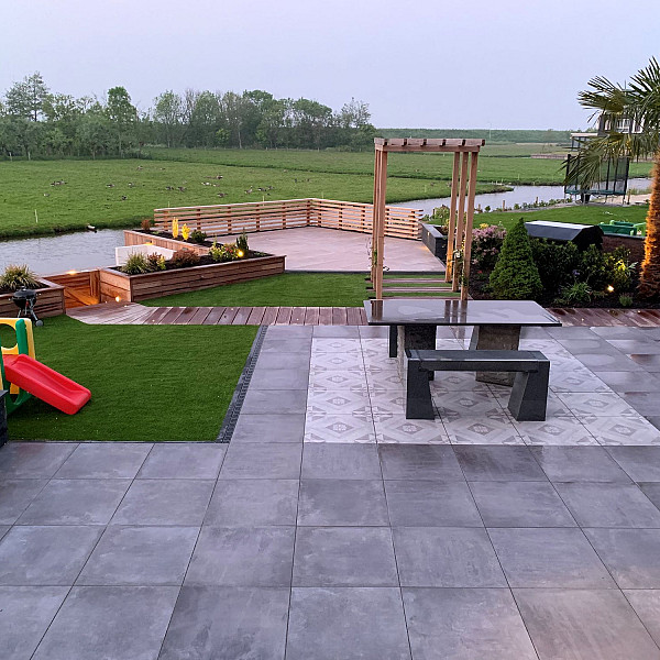 <h1><strong>GeoCeramica ConCreet</strong></h1><p>Sommige materialen floreren in al hun eenvoud. De serie Concreet is enerzijds heel subtiel met zachte cementtinten. Anderzijds biedt de serie een heel speels patroon om jouw terras een eigen draai te geven. Wissel de genuanceerde en gedecoreerde tegels af of leg ergens een stijlvol accent.</p><h2><strong>Industriële Elegantie: Keramische Tegels met Betonlook voor jouw tuin en terras</strong></h2><p>Geef je buitenruimte een eigentijdse uitstraling met onze keramische tegels met betonlook. Ontdek de perfecte balans tussen industriële robuustheid en tijdloze elegantie, terwijl je de mogelijkheid hebt om jouw persoonlijke stempel te drukken met unieke motief tegels.</p><p><strong>1. Urban Chic Design:</strong> Breng de stedelijke elegantie naar je tuin en terras met onze keramische tegels die de industriële uitstraling van beton nabootsen. Deze tegels voegen een modern en eigentijds element toe aan je buitenruimte, terwijl ze tegelijkertijd een warme en uitnodigende sfeer behouden.</p><p><strong>2. Duurzaamheid en Onderhoudsgemak:</strong> Geniet van de esthetiek van beton zonder de nadelen. Onze keramische tegels zijn duurzaam, bestand tegen weersinvloeden en vereisen minimaal onderhoud. Zo kun je onbezorgd genieten van je tuin en terras, wetende dat de betonlook langdurig behouden blijft.</p><p><strong>3. Veelzijdigheid in Ontwerp:</strong> Of je nu kiest voor een strakke, moderne uitstraling of een meer eclectische benadering, de betonlook biedt veelzijdigheid in ontwerp. Combineer de tegels met natuurlijke elementen, moderne meubels of levendige planten om een buitenruimte te creëren die zowel eigentijds als uitnodigend is.</p><p><strong>4. Tijdloze Moderniteit:</strong> Ga voor een tijdloze esthetiek met een moderne twist. De betonlook geeft je tuin en terras een eigentijdse uitstraling die de tand des tijds doorstaat. Geniet van de perfecte combinatie van functionaliteit en stijl, terwijl je buitenruimte transformeert tot een ware oase van moderniteit.</p><p>Upgrade je buitenleven met de industriële elegantie van keramische tegels met betonlook. Maak van je tuin en terras een verlengstuk van je persoonlijkheid en geniet van een buitenruimte die zowel verfijnd als uniek is.</p><h2><strong>Ontdek de Revolutie in Tuintegels: Geoceramica - Waar Functionaliteit Samenkomt met Esthetiek</strong></h2><p>Bij Sierbestrating Jonk introduceren we met trots Geoceramica, een innovatieve revolutie in tuintegels die de perfecte balans vindt tussen functionaliteit en esthetiek. Deze geavanceerde keramische tegels zijn ontworpen om aan al je verwachtingen te voldoen en je buitenruimte te transformeren tot een oase van schoonheid en duurzaamheid.</p><p><em>Waarom kiezen voor Geoceramica?</em></p><p><strong>1.</strong> <strong>Dual Power:</strong> Geoceramica combineert de voordelen van keramiek en beton in één unieke tegel. Het keramische oppervlak biedt een luxe uitstraling en is tegelijkertijd bestand tegen krassen, vlekken en verkleuring. Het betonnen draagsysteem zorgt voor de benodigde stabiliteit en duurzaamheid.</p><p><strong>2. Extreme Weerbestendigheid:</strong> Dankzij de geavanceerde productietechnieken zijn Geoceramica tegels bestand tegen extreme weersomstandigheden. Vorst, hitte of regen, deze tegels blijven hun schoonheid behouden, jaar na jaar.</p><p><strong>3. Eenvoudige Installatie:</strong> Het unieke ontwerp van Geoceramica maakt snelle en eenvoudige installatie mogelijk. Of je nu een ervaren klusser bent of professionele hulp zoekt, de tegels zijn ontworpen voor een efficiënte plaatsing.</p><p><strong>4. Milieuvriendelijk:</strong> Geoceramica is gemaakt met oog voor het milieu. Het gebruik van duurzame materialen en de lange levensduur van de tegels dragen bij aan een groenere leefomgeving.</p><p><strong>5. Ruime Designkeuze:</strong> Of je nu houdt van strakke lijnen, rustieke texturen of moderne patronen, Geoceramica biedt een breed scala aan designs en kleuren. Personaliseer je buitenruimte naar jouw smaak en creëer een unieke ambiance.</p><p>Upgrade je terras, tuinpad of binnenplaats met de veelzijdige en duurzame Geoceramica tegels van Sierbestrating Jonk. Ontdek de perfecte combinatie van stijl en kracht voor een buitenruimte die de tand des tijds doorstaat.</p><p>Neem contact met ons op voor meer informatie of om onze collectie Geoceramica tegels te bekijken. Maak van je buitenruimte een meesterwerk met Geoceramica!</p>