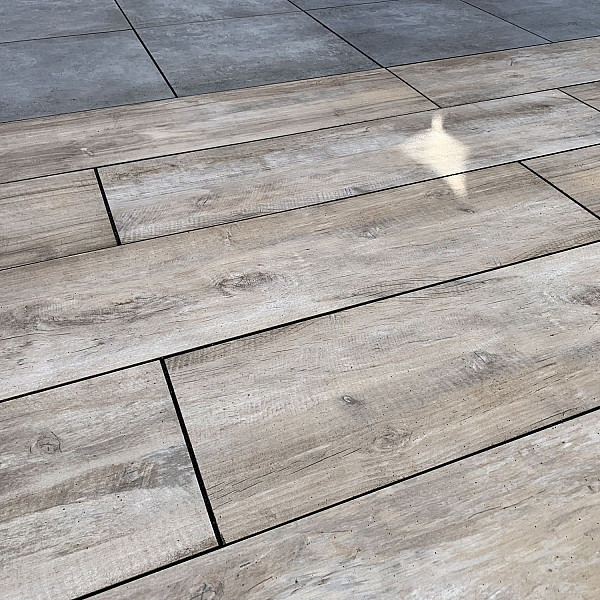 <h1><strong>GeoCeramica Timber</strong></h1><p>Hout is een levend, sfeervol materiaal met onvoorspelbare knoesten en patronen. De Esthetiek is tijdloos en floreert tot op de dag van vandaag. Vandaag misschien wel meer dan ooit. Het is robuust, natuurlijk én stijlvol. Kies ook voor de schoonheid van hout maar dan wel met de beste keramische eigenschappen die er zijn.</p><h2><strong>Welkom bij Sierbestrating Jonk - Dé Specialist in Keramische Tegels met Houtlook voor Buiten</strong></h2><p>Ontdek de perfecte combinatie van natuurlijke schoonheid en duurzaamheid met onze exclusieve collectie keramische tegels voor tuin en terras. Bij Sierbestrating Jonk geloven we dat buitenruimtes niet alleen functioneel moeten zijn, maar ook een verlengstuk van uw persoonlijke stijl en levensstijl. Onze keramische tegels met houtlook zijn de ideale keuze voor wie de warmte van hout wil combineren met de voordelen van duurzaam keramiek.</p><p><strong>Waarom Kiezen voor Keramische Tegels met Houtlook?</strong></p><p><em>1. Duurzaamheid:</em> Onze keramische tegels zijn bestand tegen alle weersomstandigheden, vervagen niet in de zon en zijn slijtvast. Ze behouden hun schoonheid door de seizoenen heen.</p><p><em>2. Onderhoudsvriendelijk:</em> Vergeet het constante onderhoud dat bij echt hout hoort. Onze tegels vereisen minimaal onderhoud en behouden hun oorspronkelijke uitstraling zonder dat u zich zorgen hoeft te maken over schuren of oliën.</p><p><em>3. Natuurlijke Uitstraling:</em> Dankzij geavanceerde technologie repliceren onze keramische tegels de warme en authentieke uitstraling van echt hout tot in de kleinste details. Geniet van de natuurlijke schoonheid zonder concessies te doen aan prestaties.</p><p><strong>Ontdek Onze Collectie:</strong></p><p><em>1. Houtsoorten:</em> Van klassiek eiken tot exotisch larixhout, onze collectie biedt een scala aan houtsoorten om aan verschillende smaken en stijlen te voldoen.</p><p><em>2. Afmetingen en Vormen:</em> Kies uit diverse formaten en vormen om een uniek patroon te creëren dat perfect aansluit bij uw buitenruimte.</p><p><em>3. Accessoires:</em> Maak uw buitenruimte compleet met bijpassende accessoires, zoals traptreden en afwerkranden, voor een naadloze integratie van uw nieuwe vloer.</p><p>Bij Sierbestrating Jonk streven we ernaar om uw buitenleven te verrijken met hoogwaardige keramische tegels met houtlook. Ontdek de eindeloze mogelijkheden voor het transformeren van uw tuin en terras.</p><h2><strong>Ontdek de Revolutie in Tuintegels: Geoceramica - Waar Functionaliteit Samenkomt met Esthetiek</strong></h2><p>Bij Sierbestrating Jonk introduceren we met trots Geoceramica, een innovatieve revolutie in tuintegels die de perfecte balans vindt tussen functionaliteit en esthetiek. Deze geavanceerde keramische tegels zijn ontworpen om aan al je verwachtingen te voldoen en je buitenruimte te transformeren tot een oase van schoonheid en duurzaamheid.</p><p><em>Waarom kiezen voor Geoceramica?</em></p><p><strong>1.</strong> <strong>Dual Power:</strong> Geoceramica combineert de voordelen van keramiek en beton in één unieke tegel. Het keramische oppervlak biedt een luxe uitstraling en is tegelijkertijd bestand tegen krassen, vlekken en verkleuring. Het betonnen draagsysteem zorgt voor de benodigde stabiliteit en duurzaamheid.</p><p><strong>2. Extreme Weerbestendigheid:</strong> Dankzij de geavanceerde productietechnieken zijn Geoceramica tegels bestand tegen extreme weersomstandigheden. Vorst, hitte of regen, deze tegels blijven hun schoonheid behouden, jaar na jaar.</p><p><strong>3. Eenvoudige Installatie:</strong> Het unieke ontwerp van Geoceramica maakt snelle en eenvoudige installatie mogelijk. Of je nu een ervaren klusser bent of professionele hulp zoekt, de tegels zijn ontworpen voor een efficiënte plaatsing.</p><p><strong>4. Milieuvriendelijk:</strong> Geoceramica is gemaakt met oog voor het milieu. Het gebruik van duurzame materialen en de lange levensduur van de tegels dragen bij aan een groenere leefomgeving.</p><p><strong>5. Ruime Designkeuze:</strong> Of je nu houdt van strakke lijnen, rustieke texturen of moderne patronen, Geoceramica biedt een breed scala aan designs en kleuren. Personaliseer je buitenruimte naar jouw smaak en creëer een unieke ambiance.</p><p>Upgrade je terras, tuinpad of binnenplaats met de veelzijdige en duurzame Geoceramica tegels van Sierbestrating Jonk. Ontdek de perfecte combinatie van stijl en kracht voor een buitenruimte die de tand des tijds doorstaat.</p><p>Neem contact met ons op voor meer informatie of om onze collectie Geoceramica tegels te bekijken. Maak van je buitenruimte een meesterwerk met Geoceramica!</p>