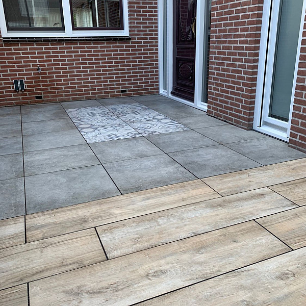 <h1><strong>GeoCeramica Timber</strong></h1><p>Hout is een levend, sfeervol materiaal met onvoorspelbare knoesten en patronen. De Esthetiek is tijdloos en floreert tot op de dag van vandaag. Vandaag misschien wel meer dan ooit. Het is robuust, natuurlijk én stijlvol. Kies ook voor de schoonheid van hout maar dan wel met de beste keramische eigenschappen die er zijn.</p><h2><strong>Welkom bij Sierbestrating Jonk - Dé Specialist in Keramische Tegels met Houtlook voor Buiten</strong></h2><p>Ontdek de perfecte combinatie van natuurlijke schoonheid en duurzaamheid met onze exclusieve collectie keramische tegels voor tuin en terras. Bij Sierbestrating Jonk geloven we dat buitenruimtes niet alleen functioneel moeten zijn, maar ook een verlengstuk van uw persoonlijke stijl en levensstijl. Onze keramische tegels met houtlook zijn de ideale keuze voor wie de warmte van hout wil combineren met de voordelen van duurzaam keramiek.</p><p><strong>Waarom Kiezen voor Keramische Tegels met Houtlook?</strong></p><p><em>1. Duurzaamheid:</em> Onze keramische tegels zijn bestand tegen alle weersomstandigheden, vervagen niet in de zon en zijn slijtvast. Ze behouden hun schoonheid door de seizoenen heen.</p><p><em>2. Onderhoudsvriendelijk:</em> Vergeet het constante onderhoud dat bij echt hout hoort. Onze tegels vereisen minimaal onderhoud en behouden hun oorspronkelijke uitstraling zonder dat u zich zorgen hoeft te maken over schuren of oliën.</p><p><em>3. Natuurlijke Uitstraling:</em> Dankzij geavanceerde technologie repliceren onze keramische tegels de warme en authentieke uitstraling van echt hout tot in de kleinste details. Geniet van de natuurlijke schoonheid zonder concessies te doen aan prestaties.</p><p><strong>Ontdek Onze Collectie:</strong></p><p><em>1. Houtsoorten:</em> Van klassiek eiken tot exotisch larixhout, onze collectie biedt een scala aan houtsoorten om aan verschillende smaken en stijlen te voldoen.</p><p><em>2. Afmetingen en Vormen:</em> Kies uit diverse formaten en vormen om een uniek patroon te creëren dat perfect aansluit bij uw buitenruimte.</p><p><em>3. Accessoires:</em> Maak uw buitenruimte compleet met bijpassende accessoires, zoals traptreden en afwerkranden, voor een naadloze integratie van uw nieuwe vloer.</p><p>Bij Sierbestrating Jonk streven we ernaar om uw buitenleven te verrijken met hoogwaardige keramische tegels met houtlook. Ontdek de eindeloze mogelijkheden voor het transformeren van uw tuin en terras.</p><h2><strong>Ontdek de Revolutie in Tuintegels: Geoceramica - Waar Functionaliteit Samenkomt met Esthetiek</strong></h2><p>Bij Sierbestrating Jonk introduceren we met trots Geoceramica, een innovatieve revolutie in tuintegels die de perfecte balans vindt tussen functionaliteit en esthetiek. Deze geavanceerde keramische tegels zijn ontworpen om aan al je verwachtingen te voldoen en je buitenruimte te transformeren tot een oase van schoonheid en duurzaamheid.</p><p><em>Waarom kiezen voor Geoceramica?</em></p><p><strong>1.</strong> <strong>Dual Power:</strong> Geoceramica combineert de voordelen van keramiek en beton in één unieke tegel. Het keramische oppervlak biedt een luxe uitstraling en is tegelijkertijd bestand tegen krassen, vlekken en verkleuring. Het betonnen draagsysteem zorgt voor de benodigde stabiliteit en duurzaamheid.</p><p><strong>2. Extreme Weerbestendigheid:</strong> Dankzij de geavanceerde productietechnieken zijn Geoceramica tegels bestand tegen extreme weersomstandigheden. Vorst, hitte of regen, deze tegels blijven hun schoonheid behouden, jaar na jaar.</p><p><strong>3. Eenvoudige Installatie:</strong> Het unieke ontwerp van Geoceramica maakt snelle en eenvoudige installatie mogelijk. Of je nu een ervaren klusser bent of professionele hulp zoekt, de tegels zijn ontworpen voor een efficiënte plaatsing.</p><p><strong>4. Milieuvriendelijk:</strong> Geoceramica is gemaakt met oog voor het milieu. Het gebruik van duurzame materialen en de lange levensduur van de tegels dragen bij aan een groenere leefomgeving.</p><p><strong>5. Ruime Designkeuze:</strong> Of je nu houdt van strakke lijnen, rustieke texturen of moderne patronen, Geoceramica biedt een breed scala aan designs en kleuren. Personaliseer je buitenruimte naar jouw smaak en creëer een unieke ambiance.</p><p>Upgrade je terras, tuinpad of binnenplaats met de veelzijdige en duurzame Geoceramica tegels van Sierbestrating Jonk. Ontdek de perfecte combinatie van stijl en kracht voor een buitenruimte die de tand des tijds doorstaat.</p><p>Neem contact met ons op voor meer informatie of om onze collectie Geoceramica tegels te bekijken. Maak van je buitenruimte een meesterwerk met Geoceramica!</p>