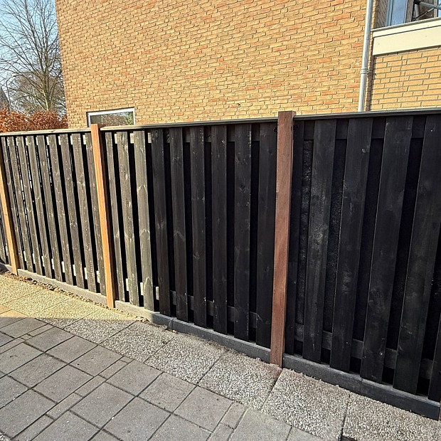 JWOODS Tuinscherm 21-Planks Recht Verticaal 180x180 cm Zwart Gespoten