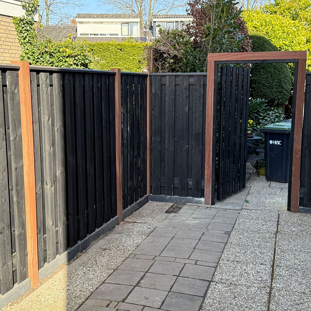 JWOODS Tuinscherm 21-Planks Recht Verticaal 180x180 cm Zwart Gespoten