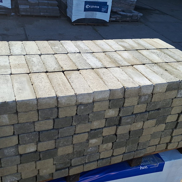 Restpartij Schagen: 4,3m2 Stonique trommel waalformaat 7 cm oud heeg