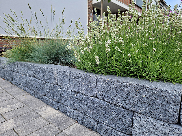 Restpartij Almere: Ca. 132 stuks Splitrocks 11x13x32 cm Getrommeld Antraciet