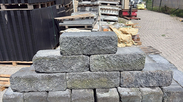 Restpartij Almere: Ca. 132 stuks Splitrocks 11x13x32 cm Getrommeld Antraciet