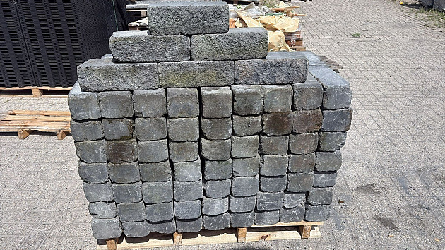 Restpartij Almere: Ca. 132 stuks Splitrocks 11x13x32 cm Getrommeld Antraciet