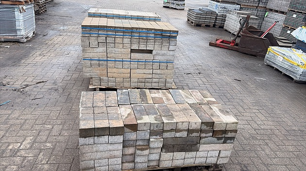 Restpartij Almere: ca.23.50m2 Longstone Opritsteen 31,5x10,5x7 cm Musselkalk