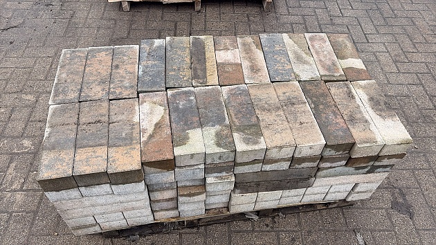 Restpartij Almere: ca.23.50m2 Longstone Opritsteen 31,5x10,5x7 cm Musselkalk