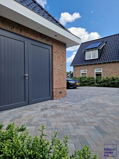 Restpartij Almere: ca.10,50m2 Longstone Opritsteen 31,5x10,5x7 cm Oud Drachten