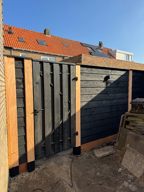 Grenen Tuindeur recht op zwart stalen frame 100x195cm, Zwarte planken