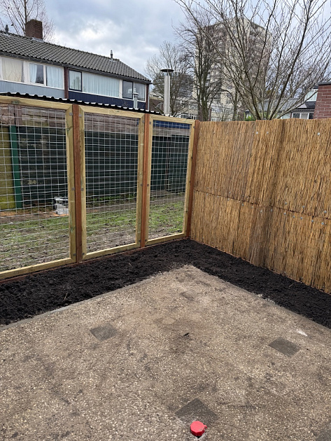 Grenen betonijzertrellis met maas 7,5x7,5 cm, in raamwerk 4,5x7 cm, 90x180 cm.