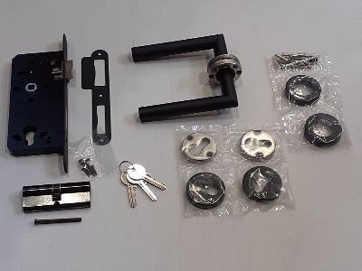 RVS Zwart gepoedercoat Deurbeslag tbv verstelbaar stalen frame met cilinderslot, deurkrukken, sluitp