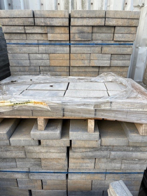 Restpartij Schagen: ca. 30m2 Straksteen 20x30x6 cm musselkalk