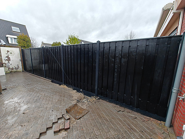 JWOODS Tuinscherm 21-Planks Recht Verticaal 180x180 cm Zwart Gespoten