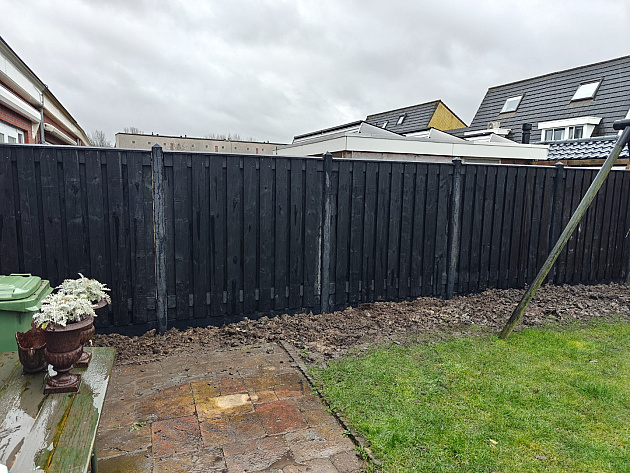 JWOODS Tuinscherm 21-Planks Recht Verticaal 180x180 cm Zwart Gespoten