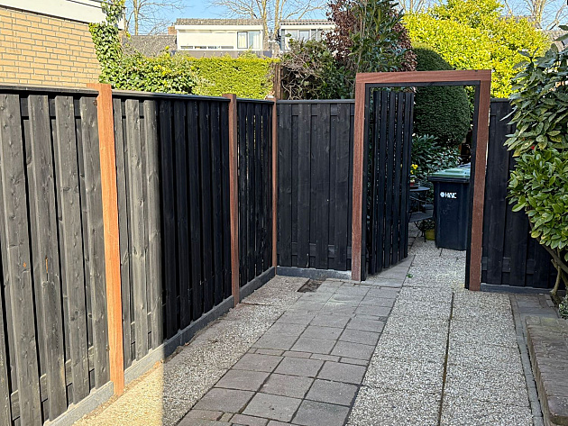 JWOODS Tuinscherm 21-Planks Recht Verticaal 180x180 cm Zwart Gespoten