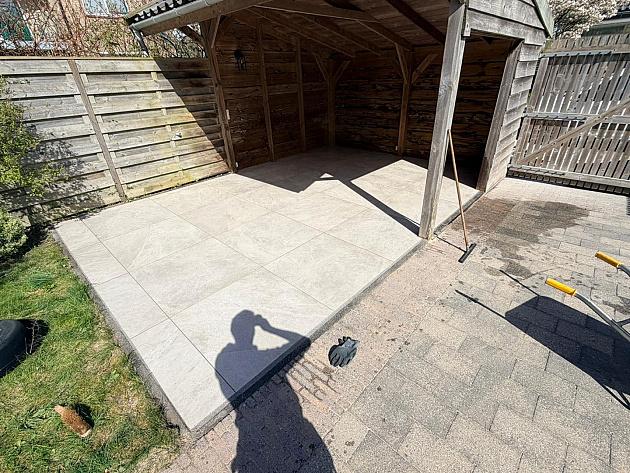 40840 actietegel keramiek op beton 90x90x4 cm slate design greige 561829