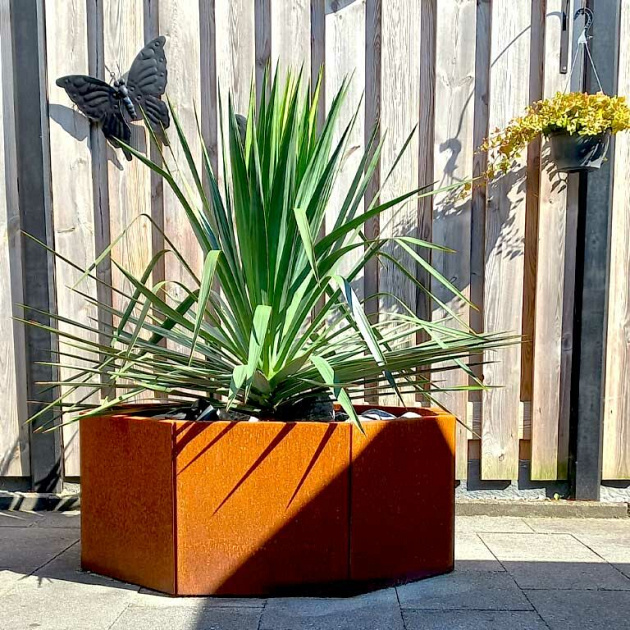 Cortenstaal achthoekige plantenbak Chicago 20, 48,3x48,3x40 cm met bodemplaat + 8 wielen