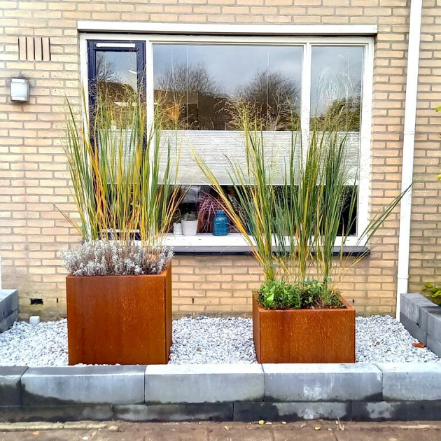 Cortenstaal vierkante plantenbak Miami 60x60x60 cm met bodemplaat + 4 wielen