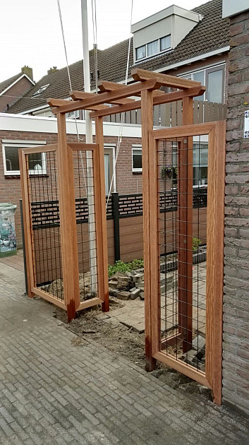 Hardhouten Gaaspaneel 40x180 cm Zwart gepoedercoat betonijzer maas 10x10 cm draad ø 5 mm