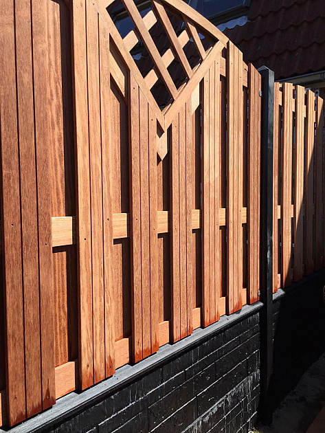 Hardhouten Tuinscherm Toog Verticaal met V-ruit 180x115/130 cm