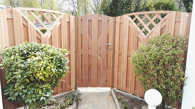 Hardhouten Tuinscherm Toog Verticaal met V-ruit 180x165/180 cm