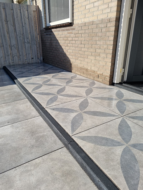 Actietegel Keramiek op Beton 60x60x4 cm Ambienti Greige Flower