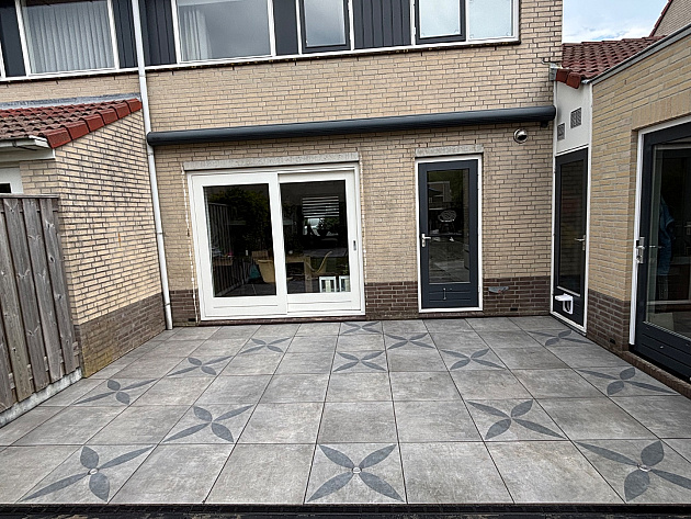 53853 actietegel keramiek op beton 60x60x4 cm ambienti greige flower 502383