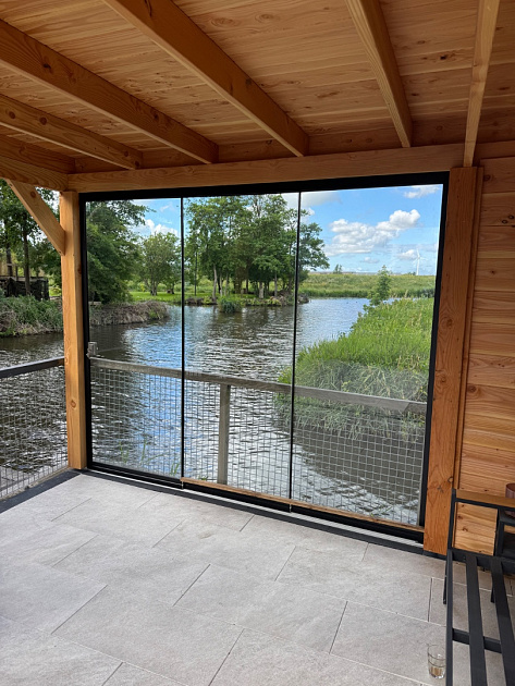 Glazen Schuifwand 277(B)x224(H) cm tbv voorzijde Buitenverblijf 600x300/370 cm met berging 300 cm