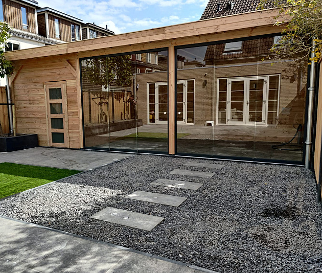 Glazen Schuifwand 232,5(B)x224(H) cm tbv voorzijde Buitenverblijf 800x300/370 cm met berging 300 cm 