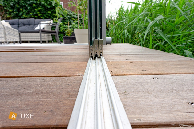 Glazen Schuifwand 232,5(B)x224(H) cm tbv voorzijde Buitenverblijf 700x300/370 cm met berging 200 cm 