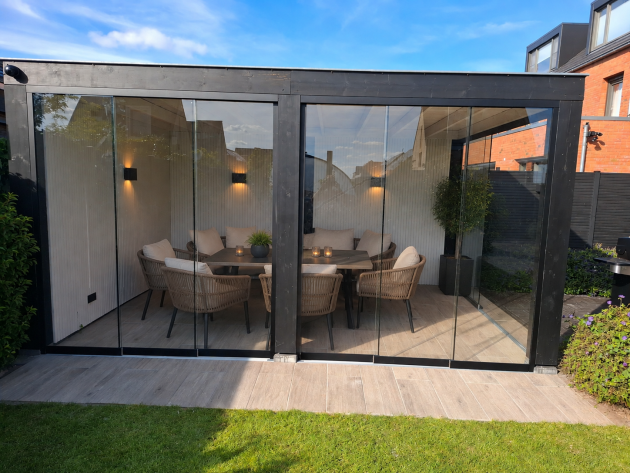 Glazen Schuifwand 232,5(B)x224(H) cm tbv voorzijde Buitenverblijf 700x300/370 cm met berging 200 cm 