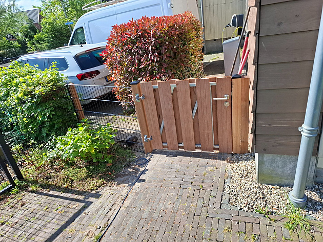 Hardhouten Tuindeur Recht Verticaal 100x90 cm op verstelbaar stalen frame