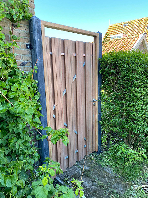 63775 hardhouten tuindeur recht verticaal 90x195 cm op verstelbaar stalen frame 260353