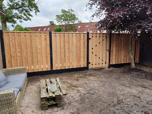 Red Wood Tuindeur Geschaafd op zwart stalen frame 120x180 cm