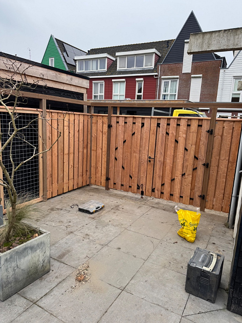 Red Wood Tuindeur Geschaafd op zwart stalen frame 120x180 cm