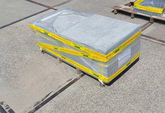 Restpartij Zwanenburg: ca. 6m2 Actietegel Keramiek op beton 60x60x4 cm Frame silver