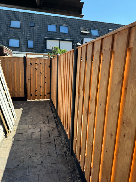 Red Wood Tuindeur Geschaafd op zwart stalen frame 100x195 cm