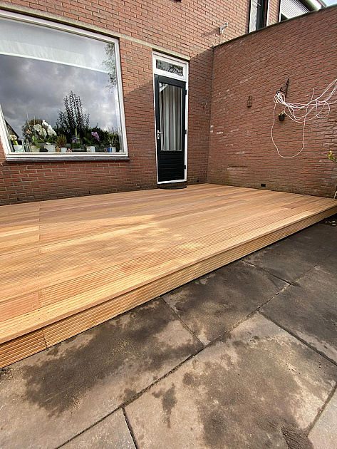 9103 hardhouten vlonderplank 2 5x14 5 cm 1 zijde glad 1 zijde anti slip profiel 145731